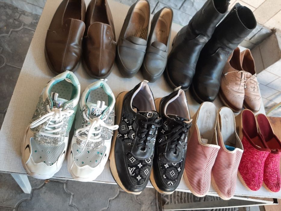 Oyoq kiyimlar sotiladi