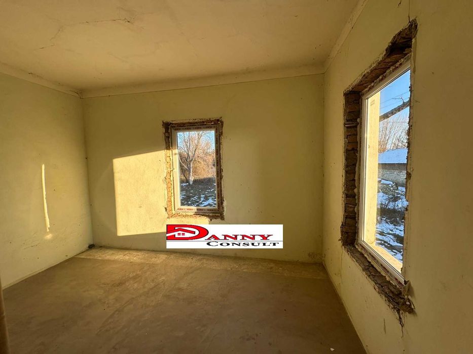 Стара къща с двор и кладенец в с. Горски Сеновец