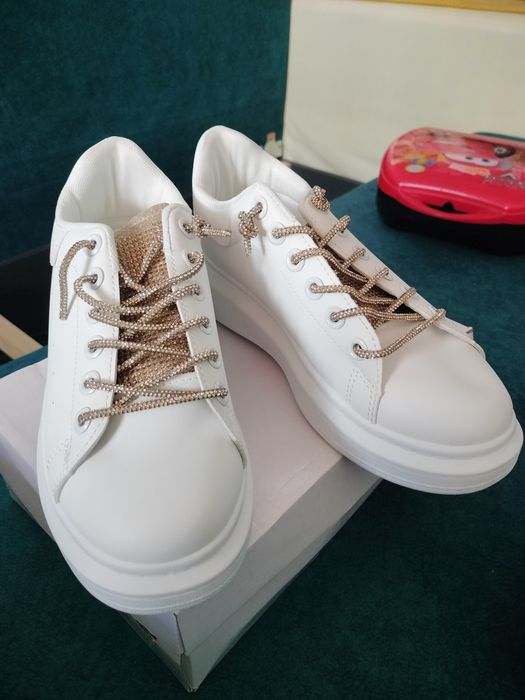 Adidasi albi dama noi