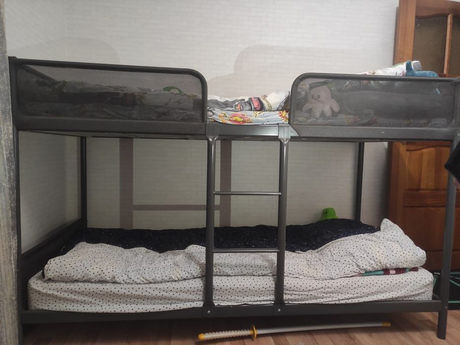 Кровать двухъярусная.