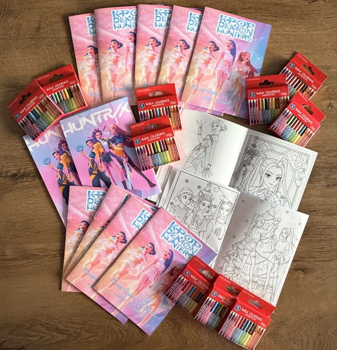 Картонена торта  с включени пликчета за подаръци Kpop Demon Hunters