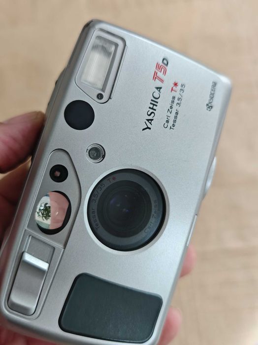 Yashica T5 . Carl Zeiss Tessar defect.