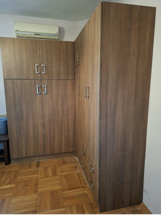 Голям масивен гардероб