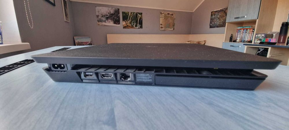 Consola PS4 Slim 500GB + 4 Jocuri (GoW Ragnarok, TLoU, GoW3, JC3) + Lampă/Ceas PlayStation