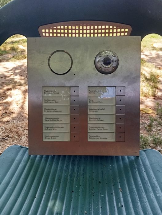 Табло звънци с камера GIRA