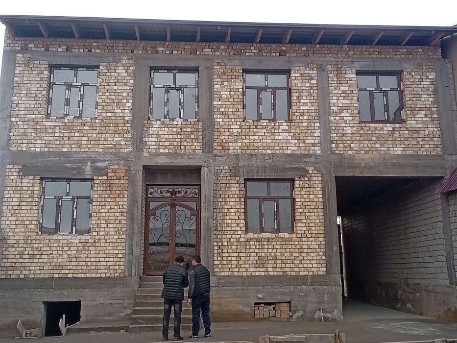 Уч қахрамонда каропка сотилади тўрт ярим сотка 7-10 хоналик