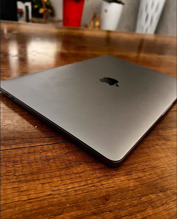 MacBook Pro 2018 core I5 13'3inch original zaryatkasi bilan