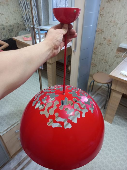Продам  красную люстру