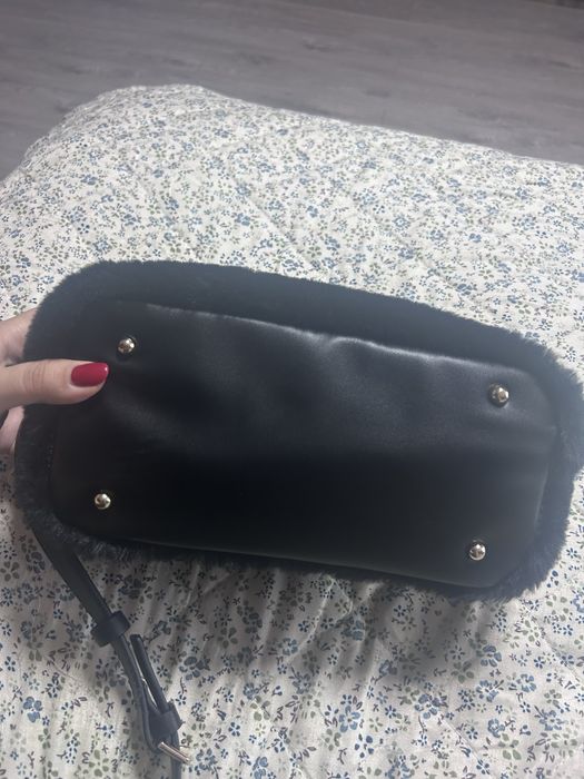 Пухена чанта Guess