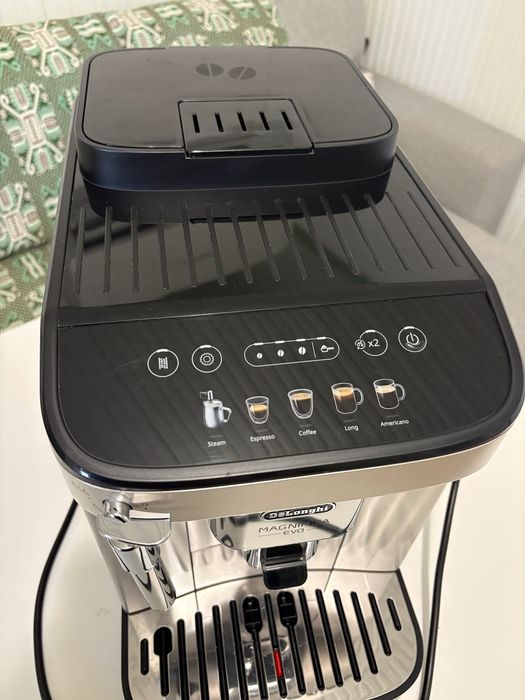 СПЕШНО!!!Кафе автомат DeLonghi MAGNIFICA EVO + подарък кафе на зърна
