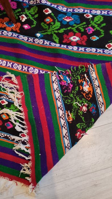 Covor tradițional tesut