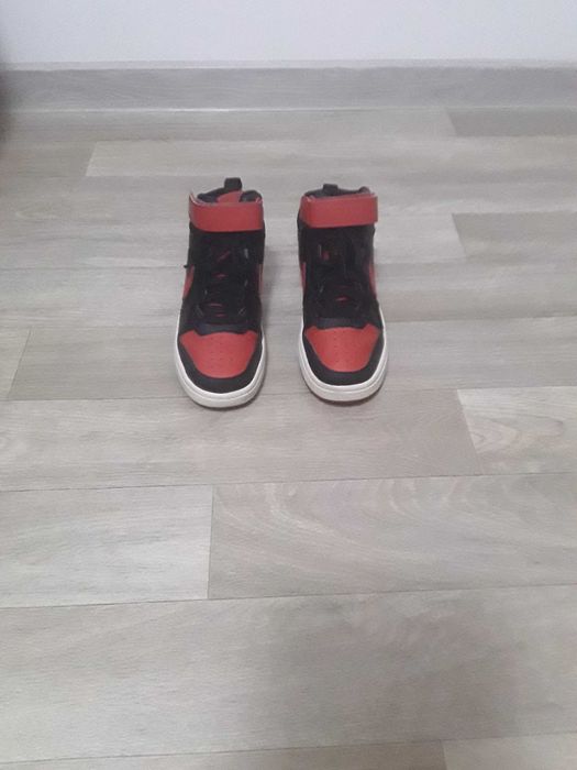 Adidași  Nike  mărimea  36  ,stare impecabilă  ca si noi  , 50 de lei  .