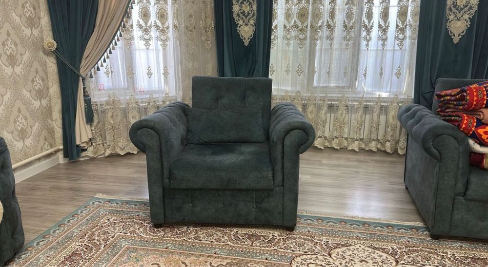 Диван екі кресломен