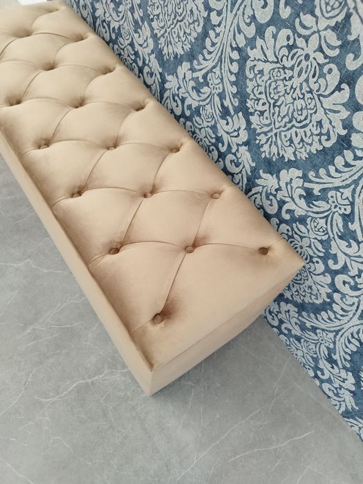 Vând bancheta Chesterfield din catifea crem auriu cu spatiu depozitar
