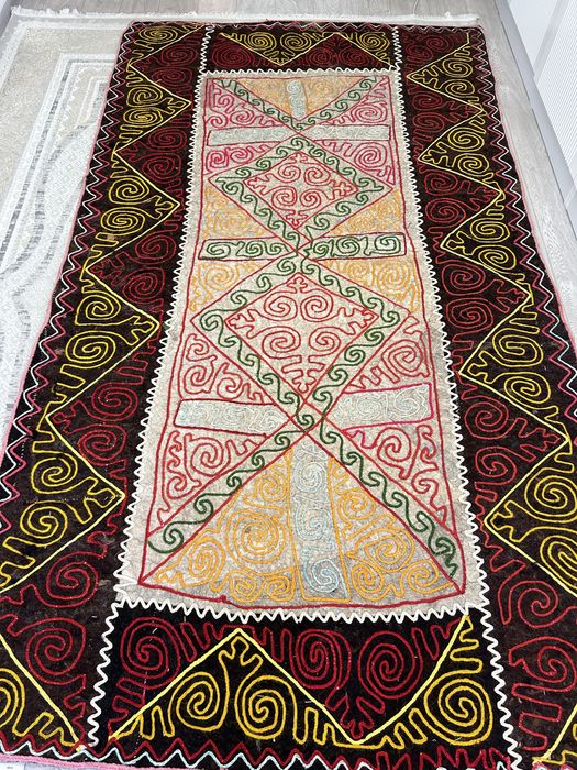 Текемет қой жүінен жасалған. Қолөнер.