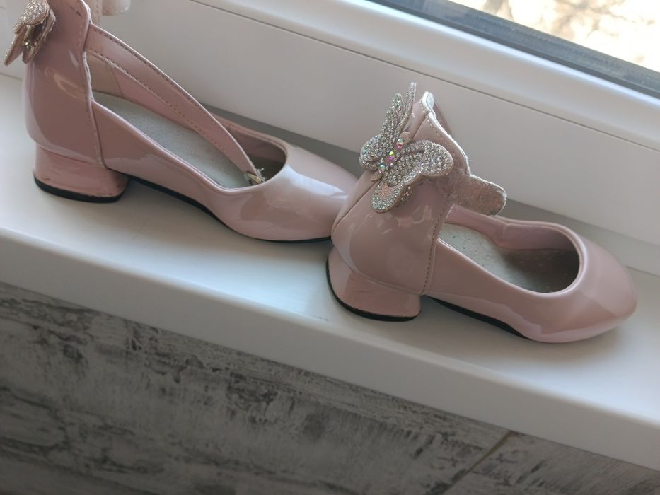 Продам детские туфельки