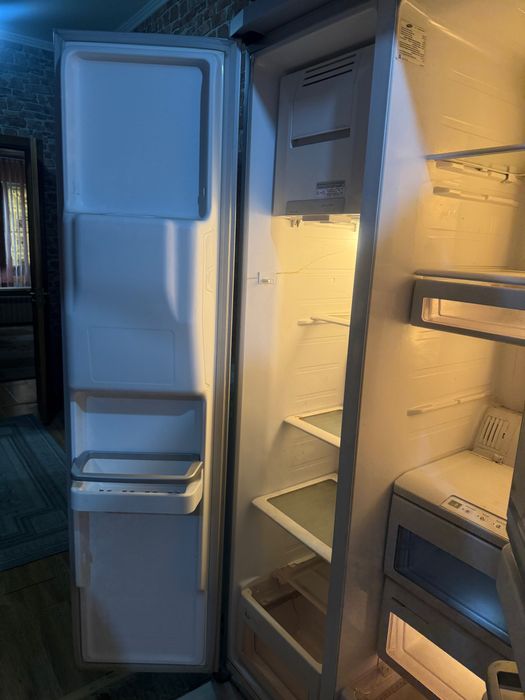 Холодильник Samsung в отличном состояний