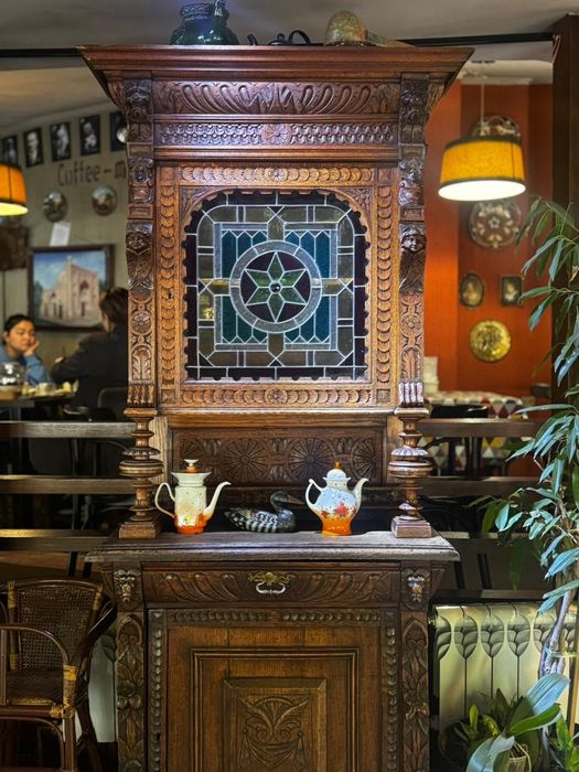 Антикварный шкаф