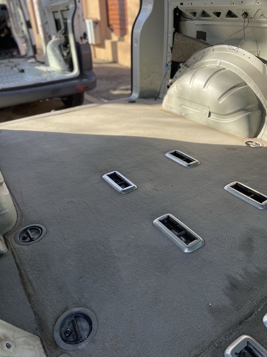 Mocheta  podea interior  VW Caravelle T5 pret 1500 lei