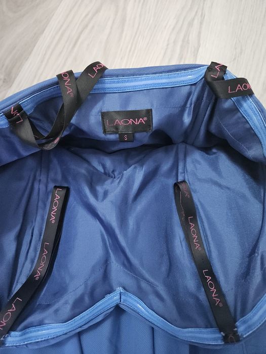 Къса синя рокля.