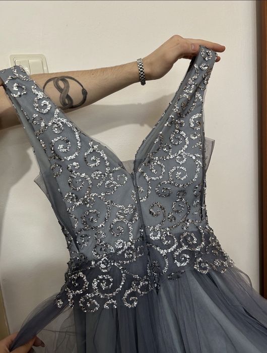 Rochie lunga de seara gri cu paiete argintii purtata o data