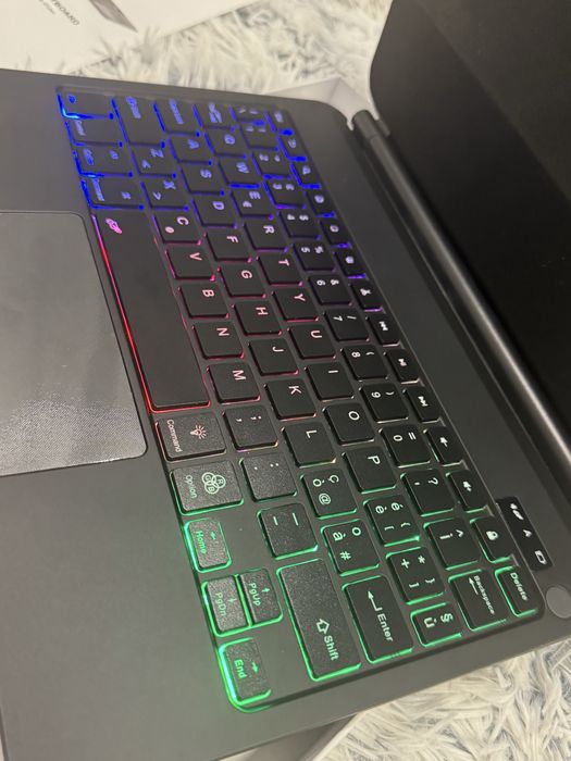 Magic Keyboard калъф с RGB клавиатура за iPad