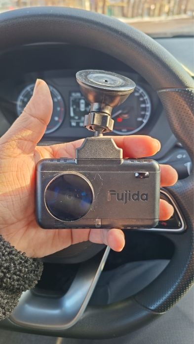 Видеоригистратор Fujida только камера(обьектив) проводов нет