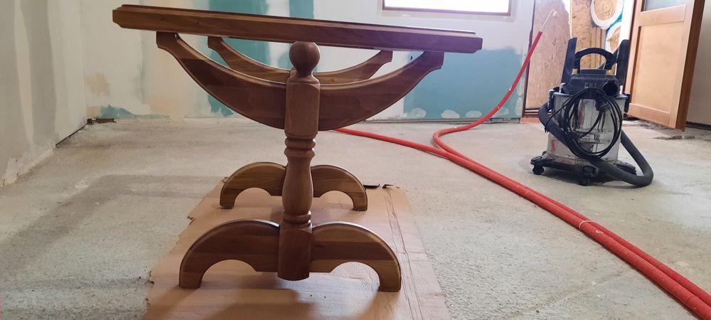 Интериорна маса от орех