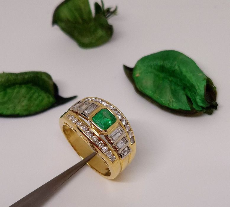Inel din aur de 18K smarald columbian si diamante naturale