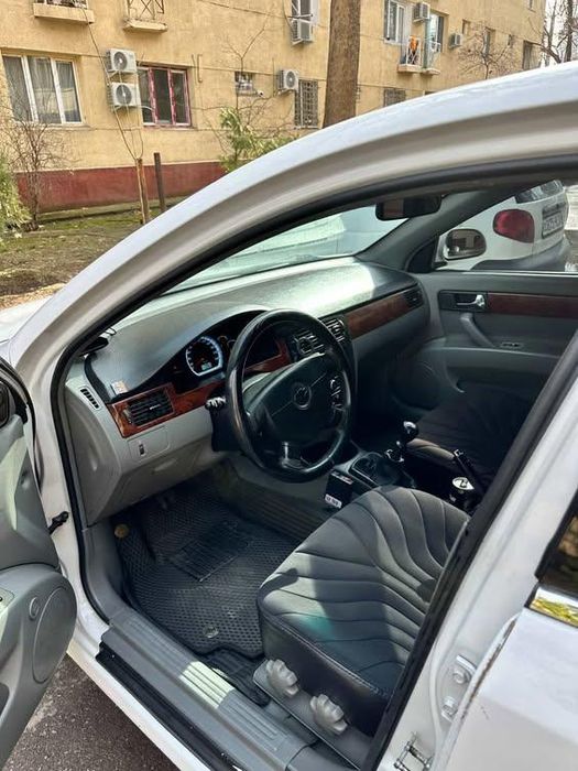 Checrolet Lacetti 2-poz 
2009 yil 580 000 km 
Metan 100tali balon 
4ta