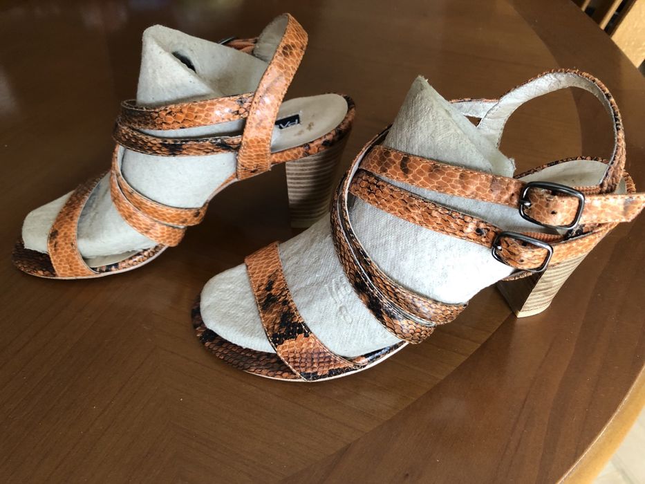 Сандали с дебел ток