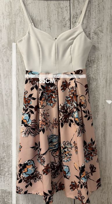 Рокля в бяло с цветя