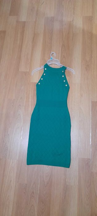 Мини рокля в зелено с акцент