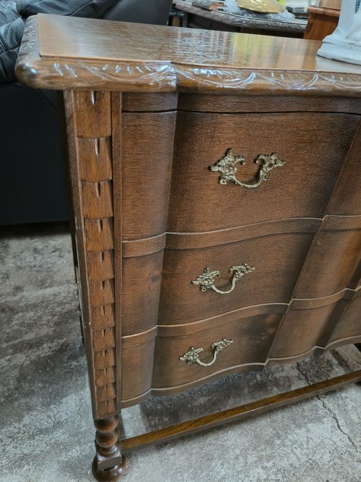 Дъбов комод с месингови дръжки