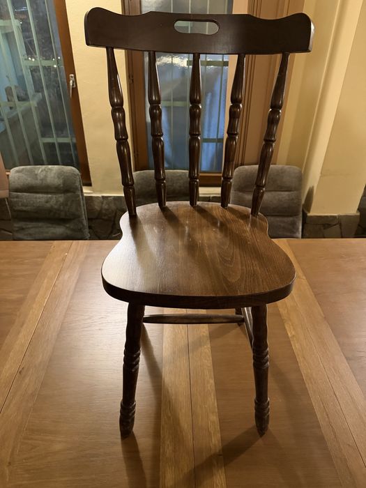 Дъбови масивни столове 16 броя.