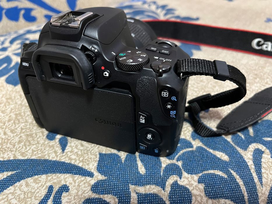 Фотоапарат Canon EOS 250D