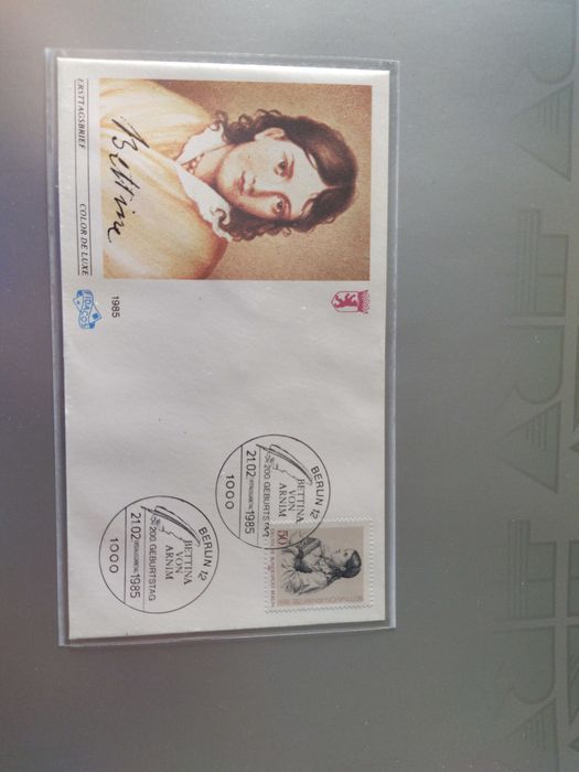 Колекция марки на тема Жени в изкуството и политиката