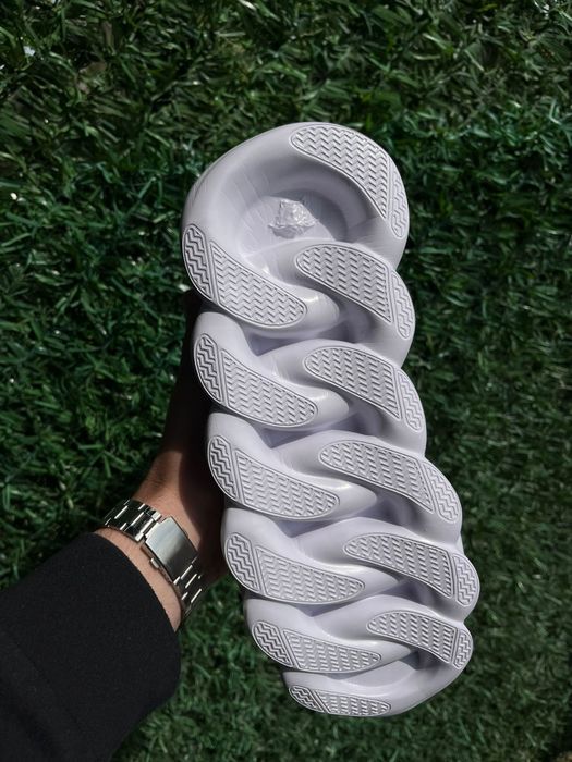 Versace chain reaction