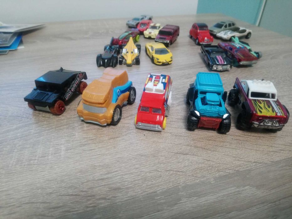 27 метални колички Hot Wheels / CARS + подарък