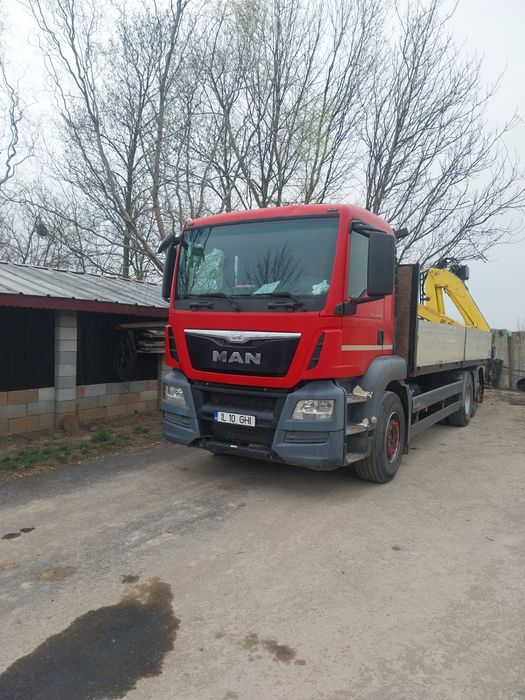 Camion cu macara