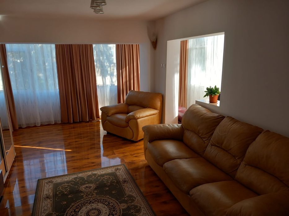 Închiriez apartament ultracentral cu vedere la parc etaj 2