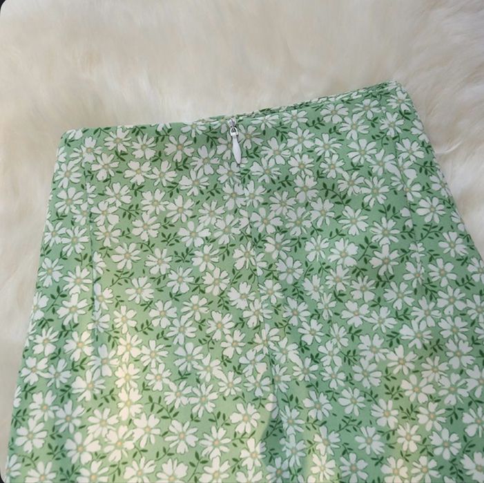 Зеленая юбка с вырезом