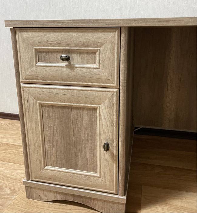Продам срочно письменный стол
