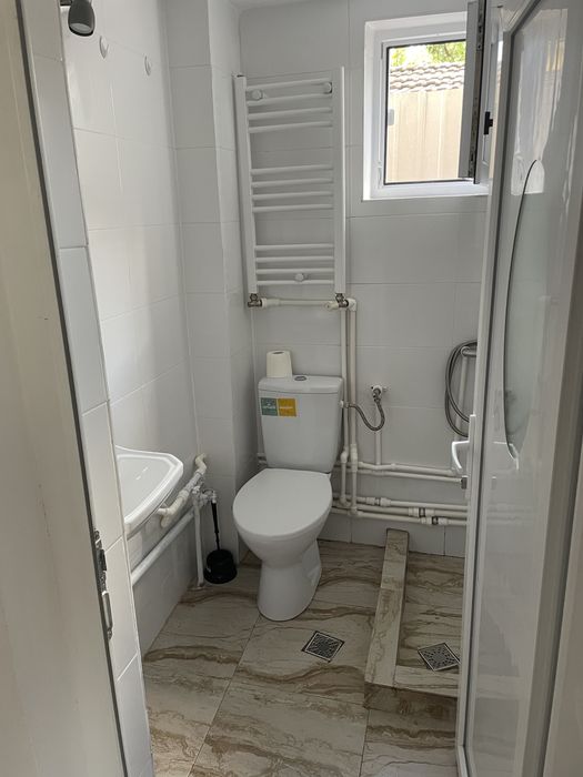 De închiriat o cameră cu baie