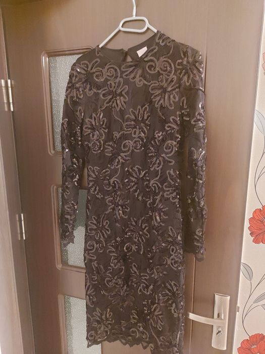 Rochie din dantela și paiete negre