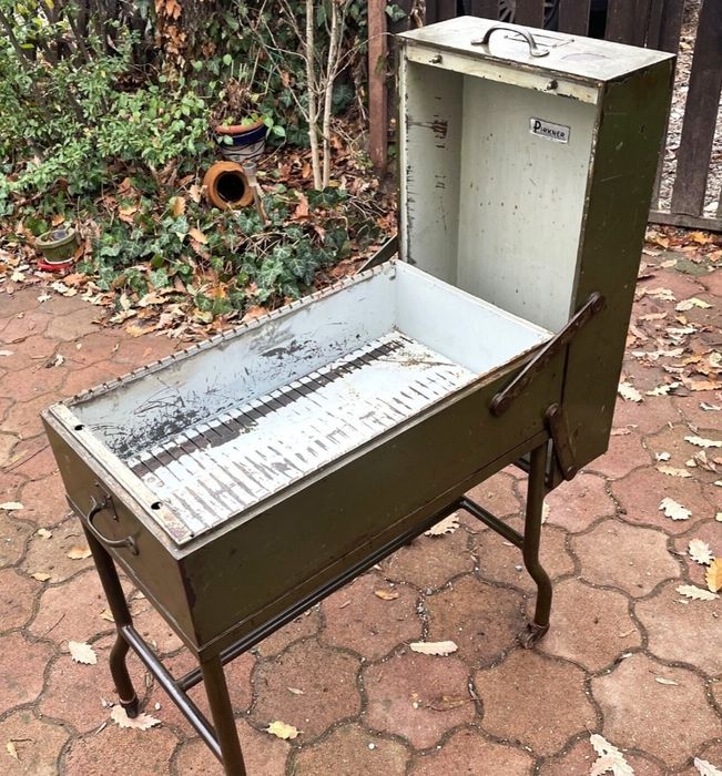 Masa metal.Marmita militara tip rucsac veche