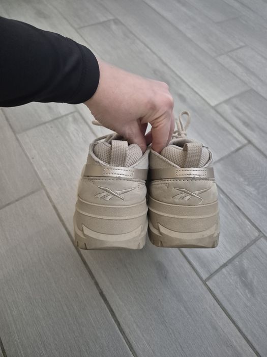 Adidasi Reebok aproape noi