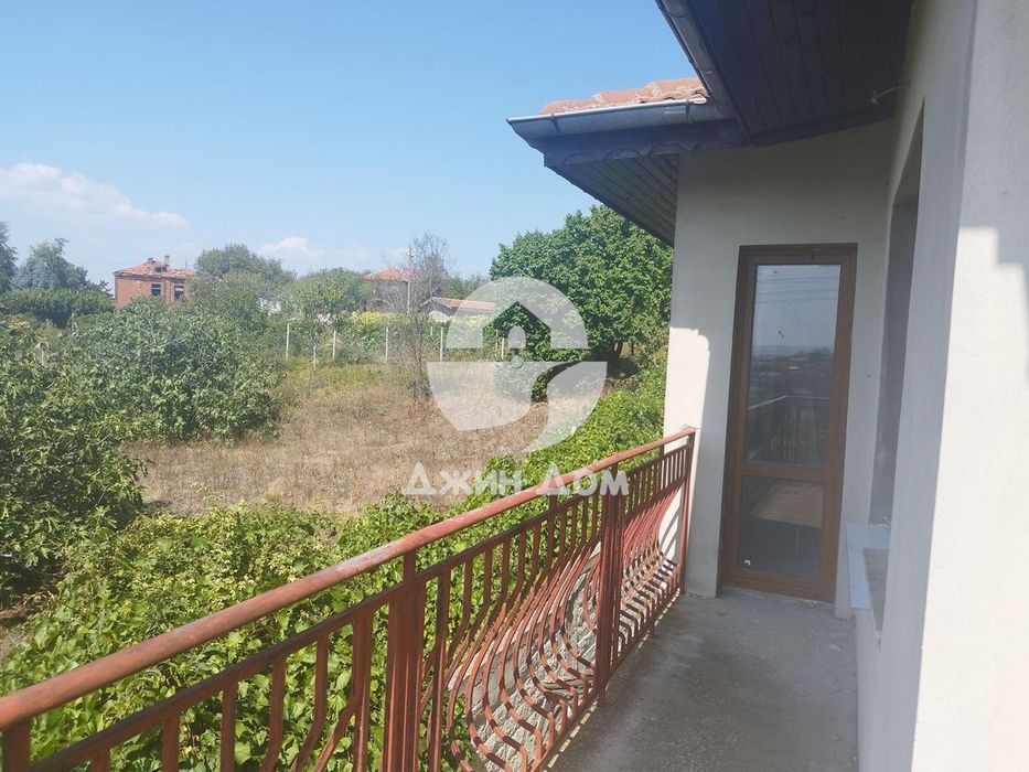 Двуетажна къща с двор в гр. Бяла