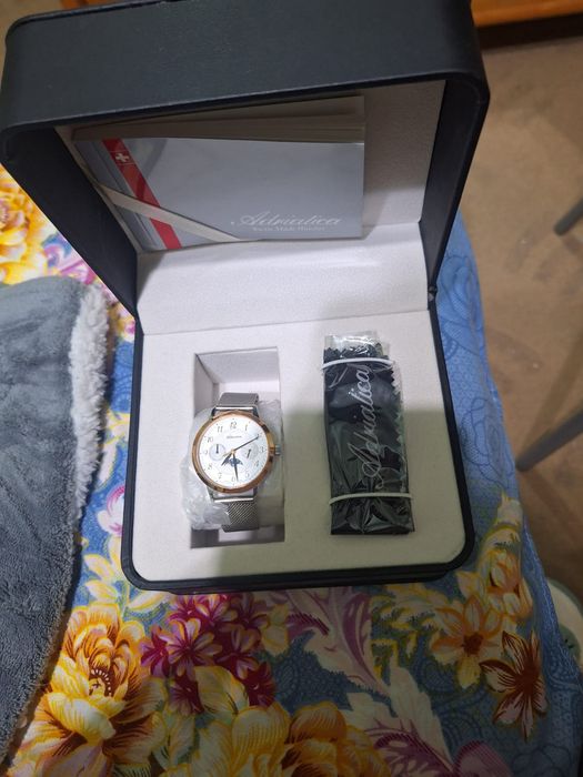 Продаю часы кварцевые