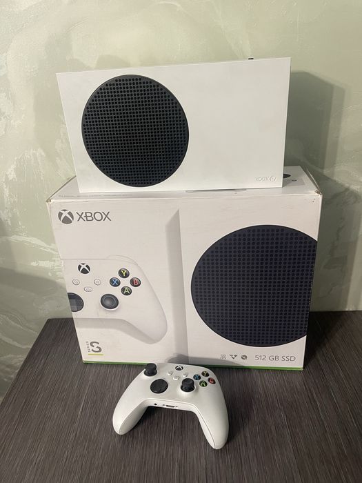 Продам Xbox Series S белый + геймпад